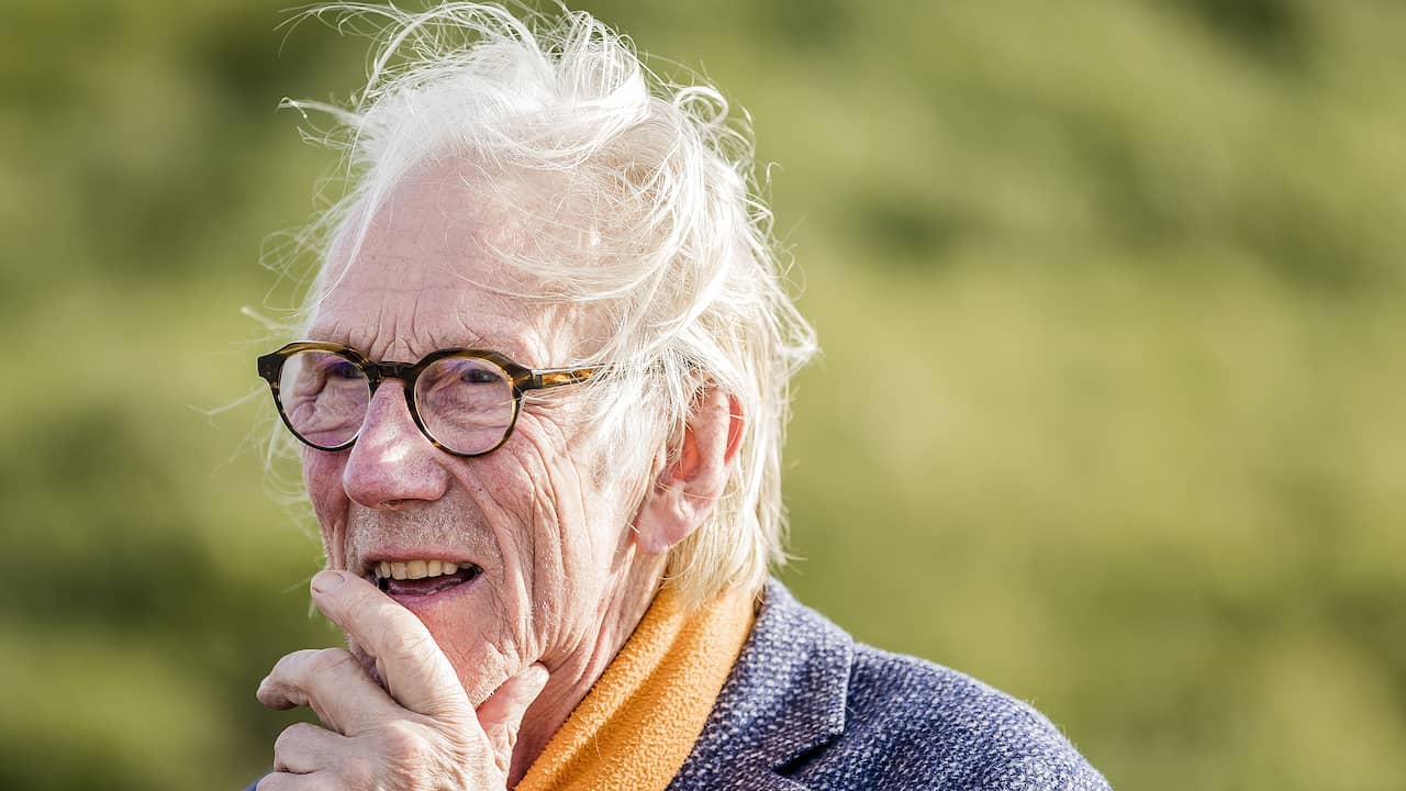 Freek de Jonge stelt voorstellingen uit vanwege nieuw boek | Boek