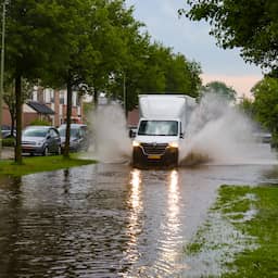 Flinke regen en onweersbuien zorgen in groot deel Nederland voor overlast