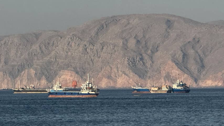 Status gesprekken VS en Iran onzeker, schip aangevallen in Straat van Hormuz