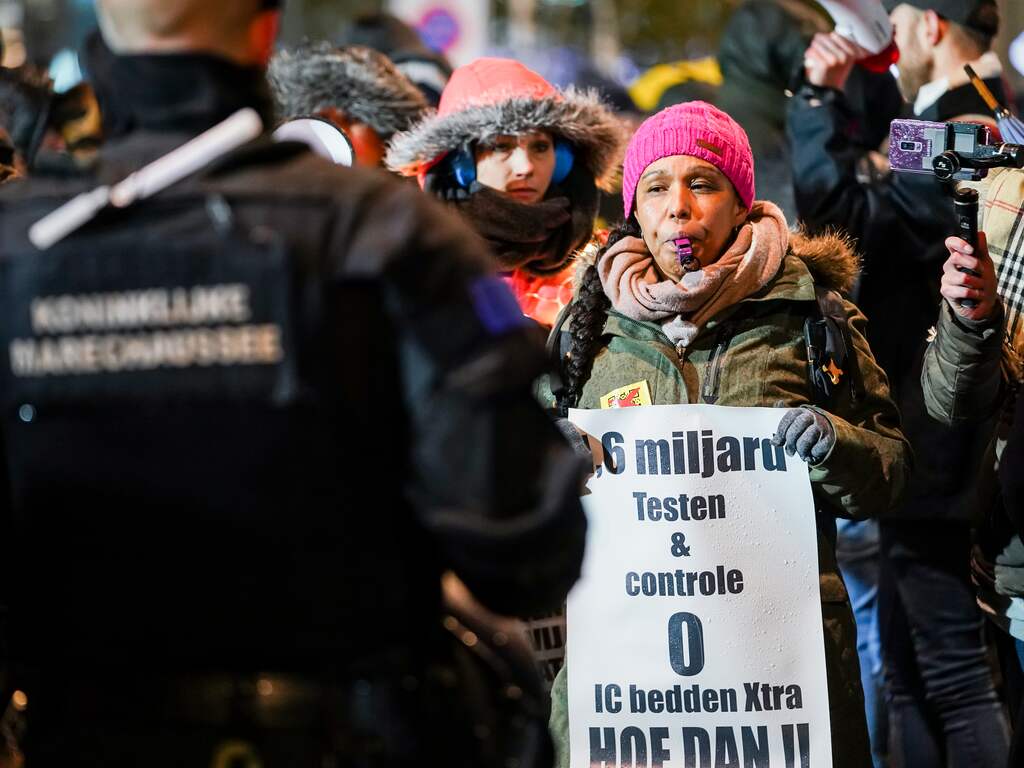 Vertrouwen in corona-aanpak kabinet gedaald tot dieptepunt