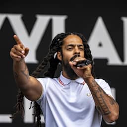 Britse politie start onderzoek naar Glastonbury-optredens Bob Vylan en Kneecap