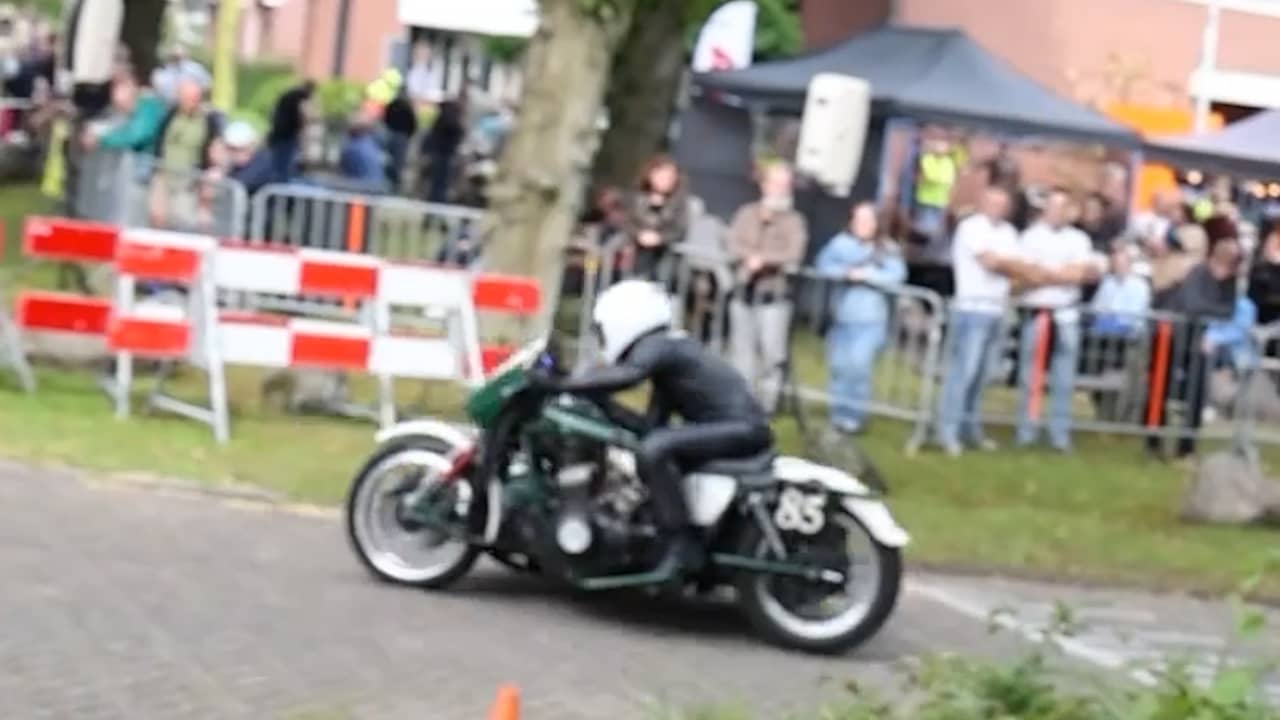 Video | Klassieke motoren scheuren door straten Drents dorp Hooghalen