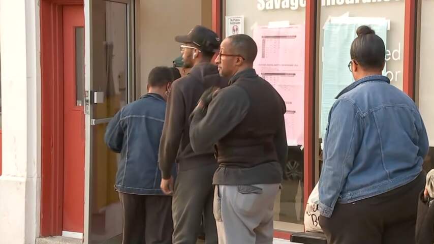 Amerikanen staan in rij om stem uit te brengen