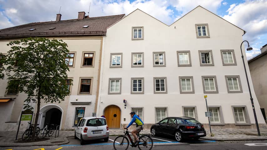 Hitlers geboortehuis vanaf vandaag politiebureau om 'neonazi's weg te houden'