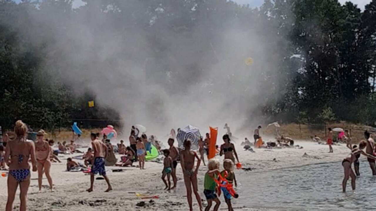 Stofhoos Stofhoos slingert luchtbedden de lucht in bij strandje in Weert | NU.nl