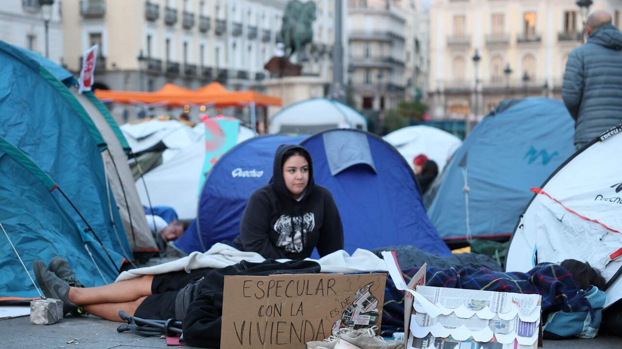 Foto bij Protesten en tentenkamp in Madrid na uithuiszetting van 87-jarige vrouw