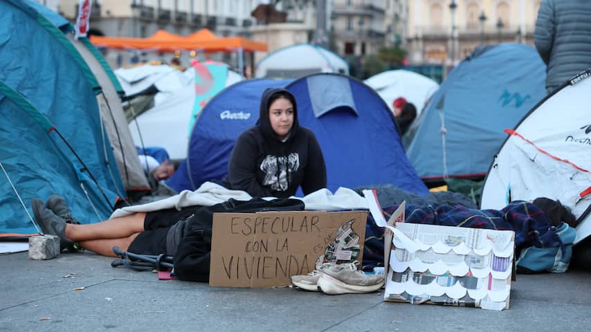 Honderden mensen zetten tentenkamp op in Madrid na uithuisplaatsing 87-jarige