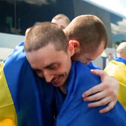 Video | Oekraïense krijgsgevangenen omhelzen dierbaren na ruil