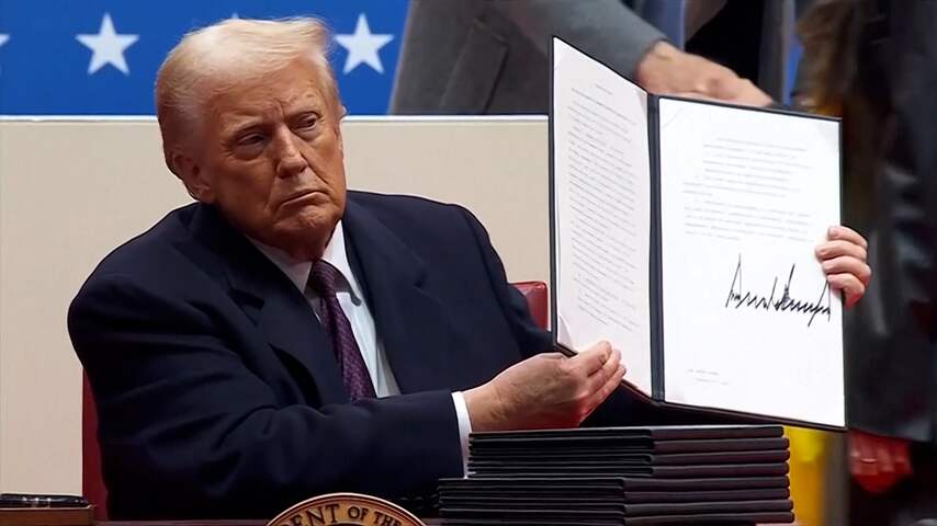 Trump ondertekent bevelen voor duizenden aanhangers in arena
