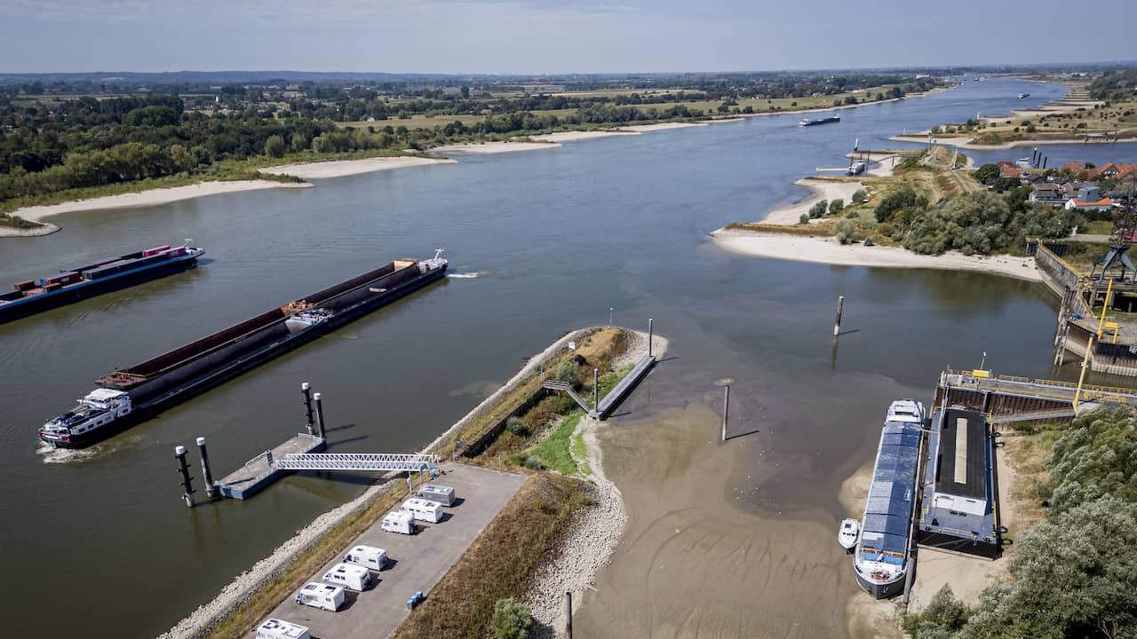 Foto bij Waterpeil van de Rijn was nog nooit zo laag door droogte