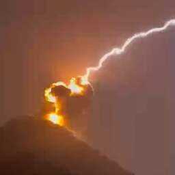 Video | Bliksem slaat in op actieve vulkaan in Guatemala
