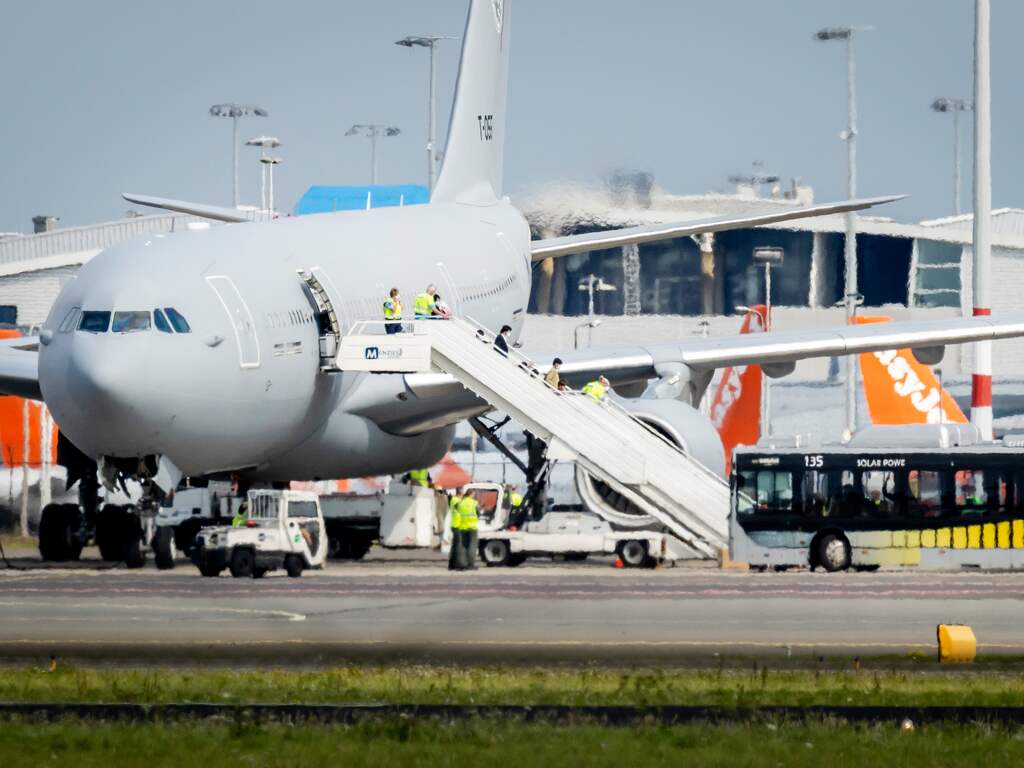 Het evacuatievliegtuig na de landing op Schiphol.