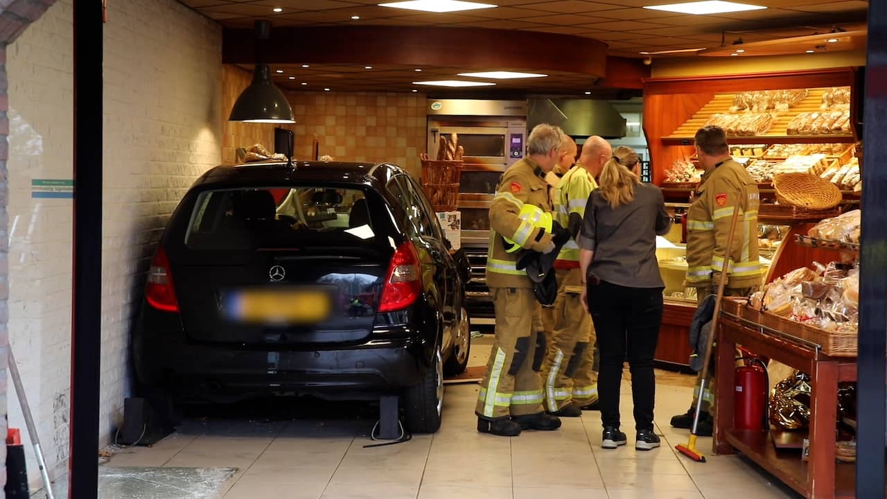 Video | Ravage doordat auto door pui van Gelderse bakkerij is gereden