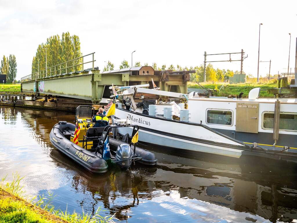 Slecht nieuws voor scheepvaart: geramde spoorbrug Alphen a/d Rijn blijft dicht