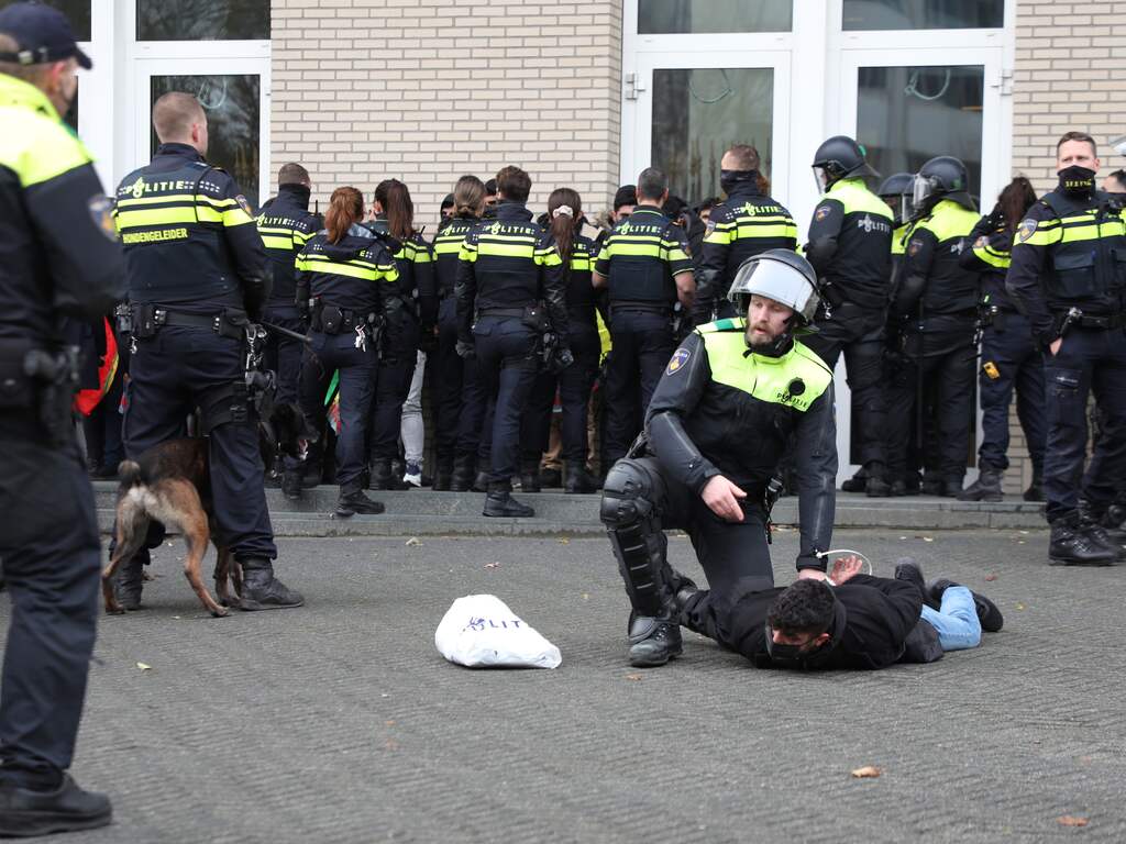 Tientallen aanhoudingen na bestorming van OPCW-pand in Den Haag