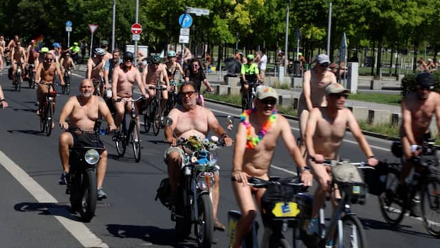 500 fietsers gaan naakt de straat op tijdens bijzonder protest in Berlijn