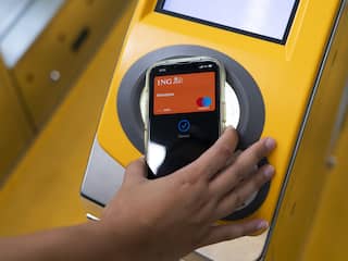 Treinreizigers kunnen vanaf dinsdag in- en uitchecken met bankpas en mobiel