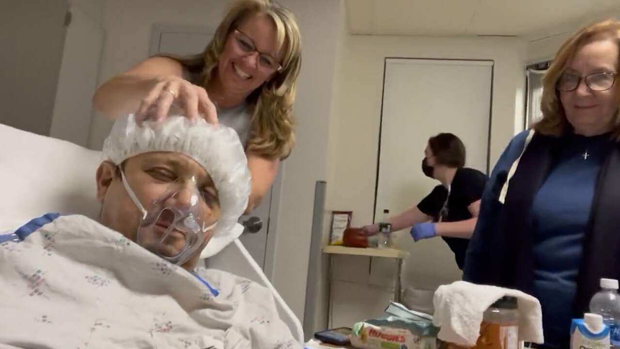 Acteur Jeremy Renner deelt eerste video vanuit ziekenhuis na zwaar ongeluk, image size:1280x720