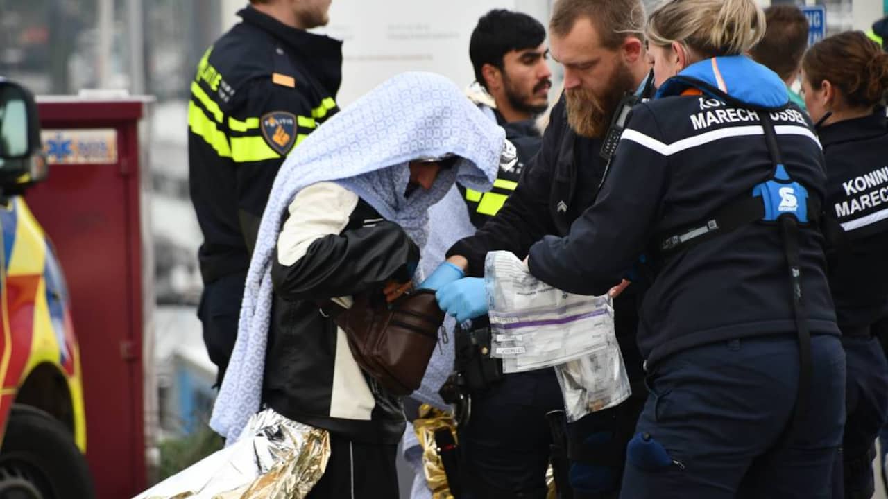 Video | Hulpdiensten halen tientallen migranten van rubberboot in Zeeland