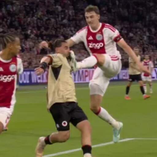 Illustratie bij: Excelsior wilde penalty tegen Ajax na 'trap in gezicht': 'Bloed aan overgehouden'