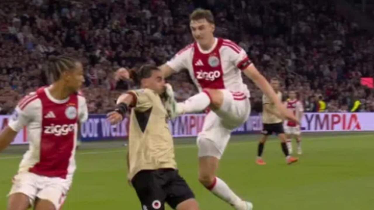 Foto bij Excelsior wilde penalty tegen Ajax na 'trap in gezicht': 'Bloed aan overgehouden'