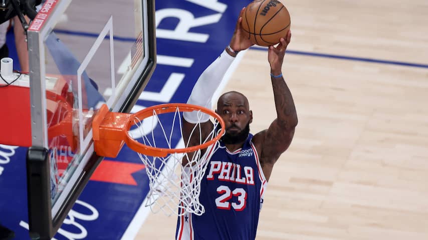 LeBron James debuteert bij 76ers met zege op kampioen New York Knicks