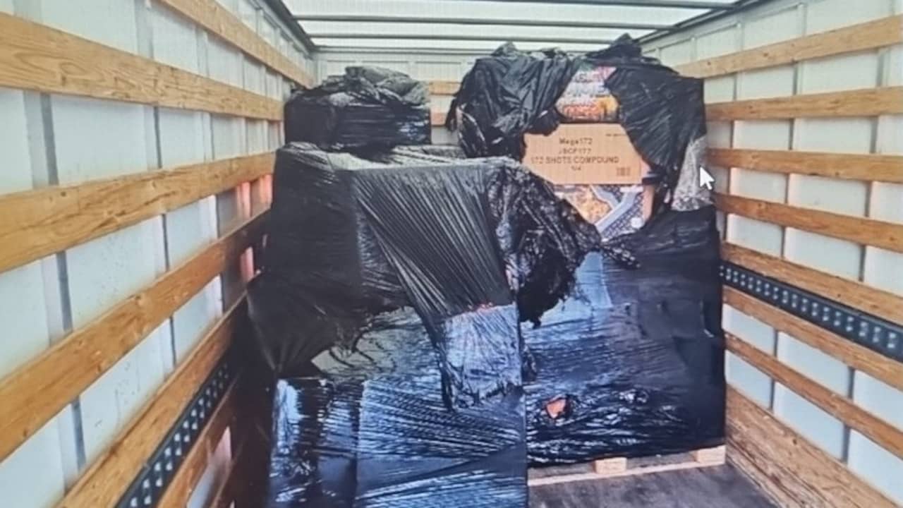 Politiecontrole van busje op A15 leidt tot grote vuurwerkvangst in Enschede