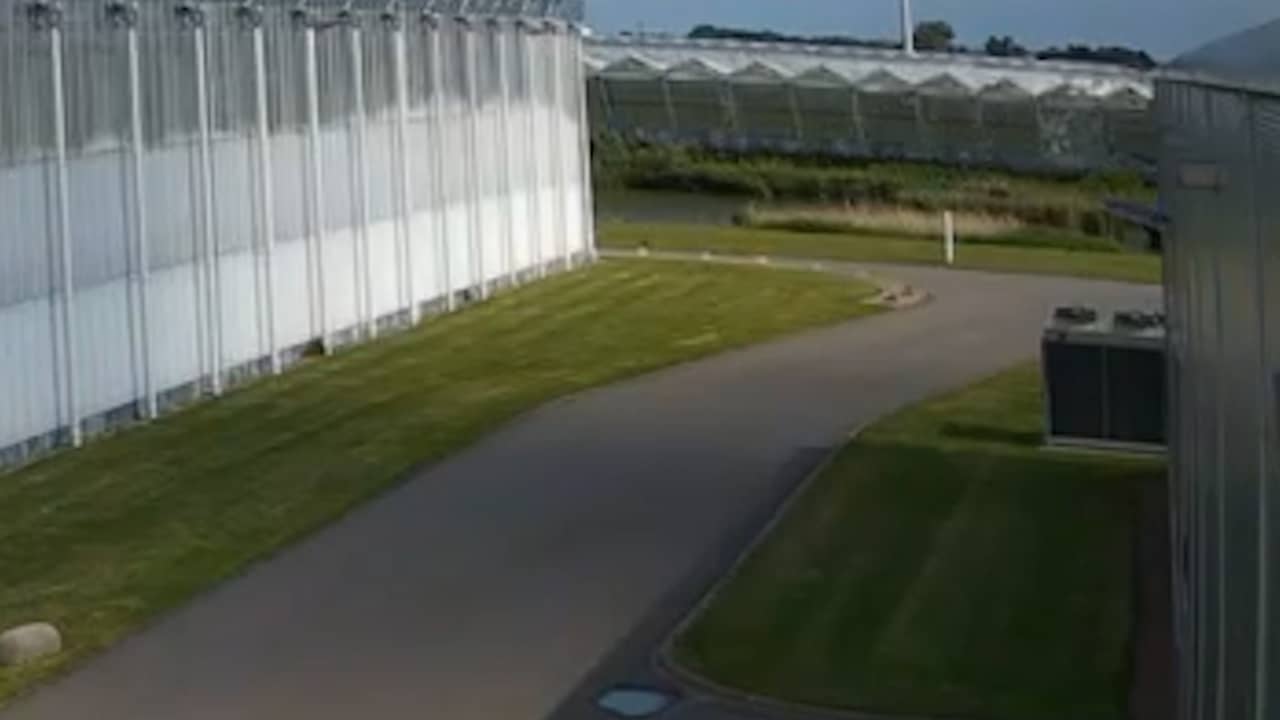 Video | Beveiligingscamera filmt instortende kas in Middenmeer