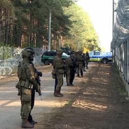 Video | Militairen bewaken zwaarbeveiligde grenspost in Polen