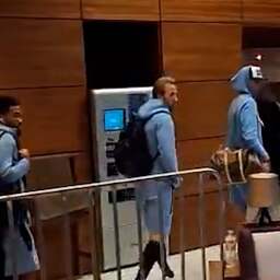 Video | Engels voetbalteam uitgejoeld bij aankomst hotel in Mexico