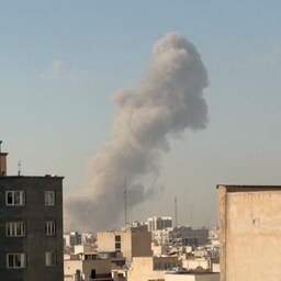 Video | Eerste beelden tonen rookwolken boven Teheran na Israëlische aanval
