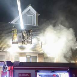 Bewoner met hoogwerker gered uit brandende woning in Leeuwarden