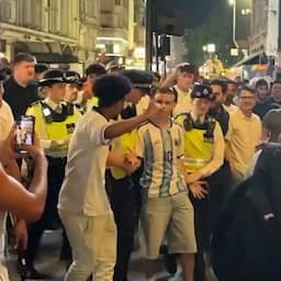 Video | Britse politie verwijdert Argentiniëfan uit boze menigte Engeland supporters