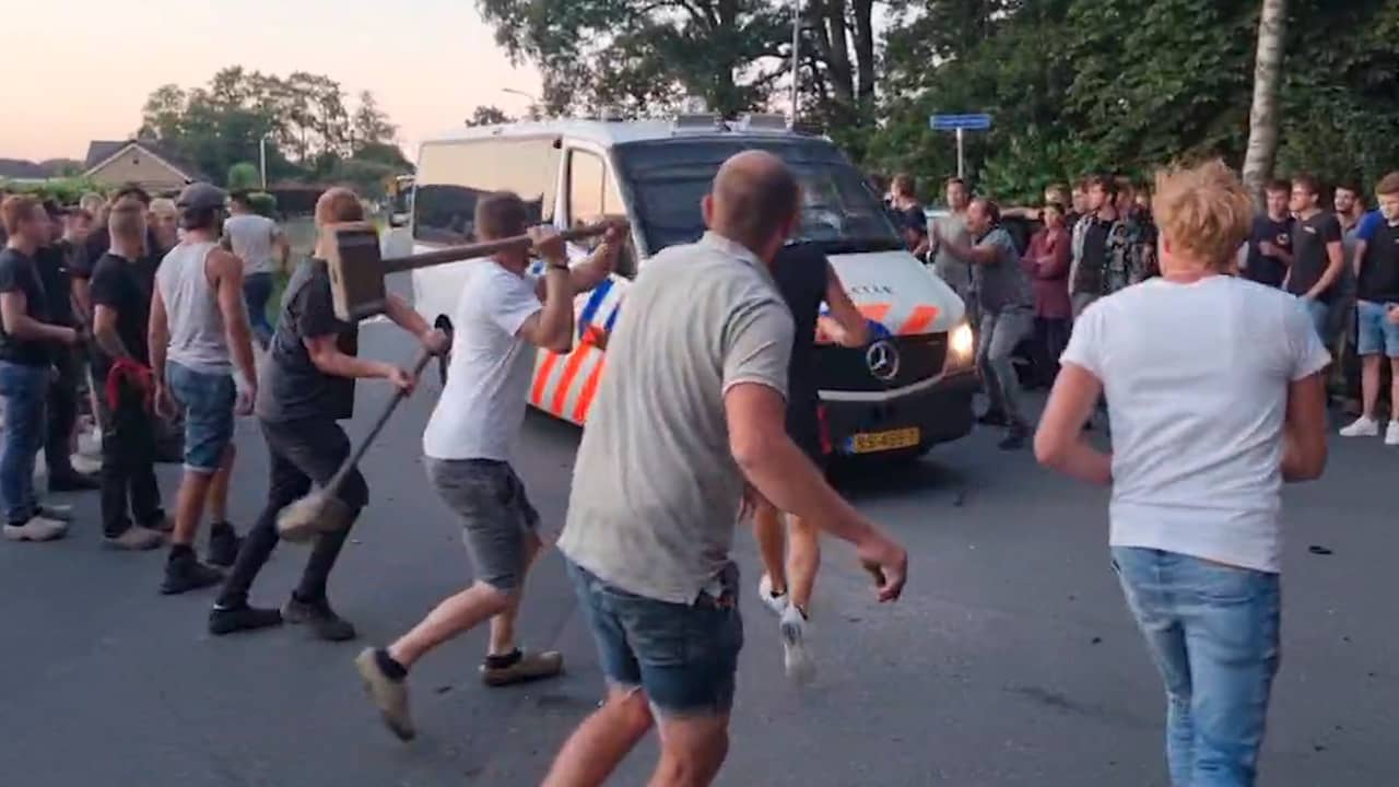 Video | Boeren slaan met hamers in op politieauto's bij Kootwijkerbroek