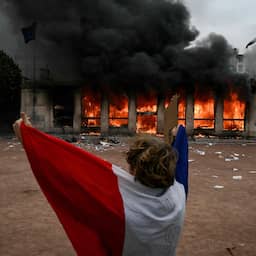 Ruim honderd arrestaties na nieuwe rellen Parijs, Macron weigert ontslag minister