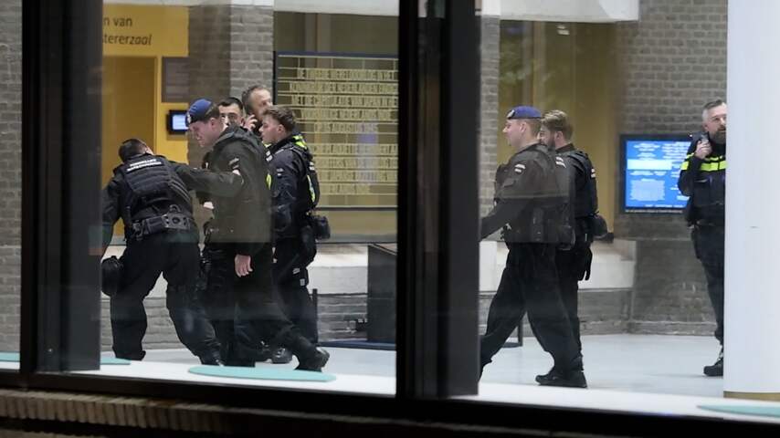Tweede Kamer vol met marechaussee nadat man met wapen binnendrong