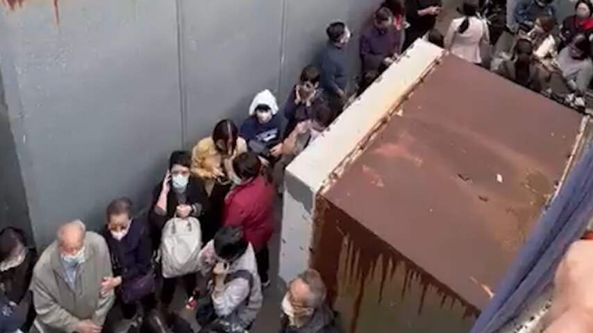 Mensen op dak brandend WTC-gebouw wachten op evacuatie