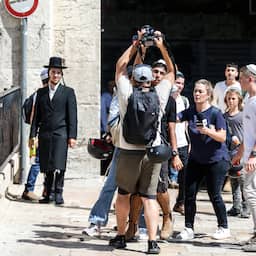 Video | Ultranationalistische joden vallen journalisten aan bij mars in Jeruzalem