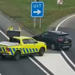 Video | Auto stuurt om afzetting op A4 om afgesloten rijstrook op te rijden