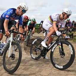 Live Parijs-Roubaix | Pogacar komt vlak voor Wallers bij Van der Poel en Van Aert