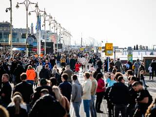 Weer lentedrukte op stranden en in de bossen, parkeerplekken overvol