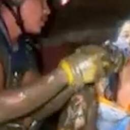 Video | Nepalese vrouw na tien dagen levend uit ondergelopen huis gered