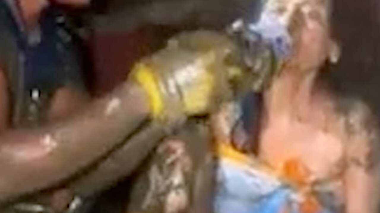 Foto bij Video | Nepalese vrouw na tien dagen levend uit ondergelopen huis gered