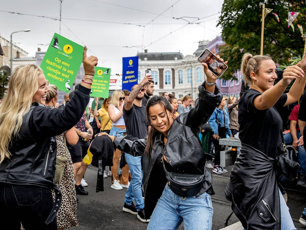 Demonstraties met een line-up en hordes swingende mensen, mag dat?
