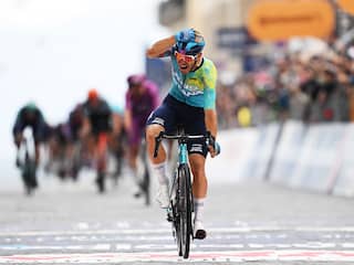 Groenewegen en andere sprinters glijden weg bij ontregelde massasprint in Giro