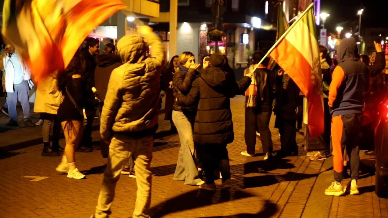 Video | Mensen met Iraanse vlaggen vieren feest in Apeldoorn: ‘Iran is vrij!’