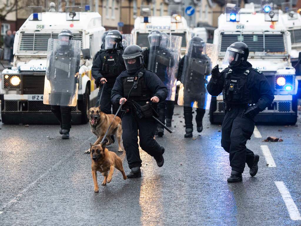 Tientallen agenten gewond bij aanhoudende rellen in Noord-Ierland