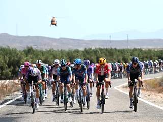 Live Vuelta | Peloton trekt bergen weer in, bekijk hier de koerssituatie