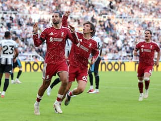 Liverpool diep in extra tijd naast Newcastle United in duel met zes Nederlanders