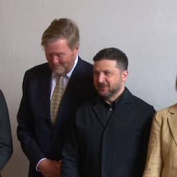 Video | Willem-Alexander en Beatrix poseren met Zelensky